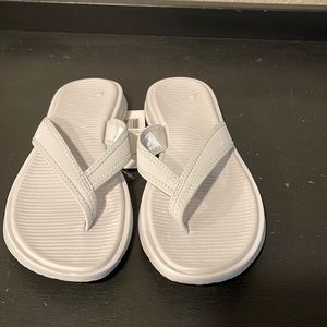 Nike Ultra Celso Flip Flops. Women’s Size 6. Brand New w/ Tags. Light grey